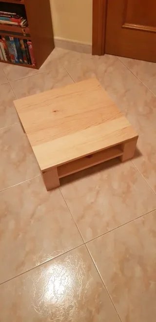 Mesa auxiliar baja de madera
