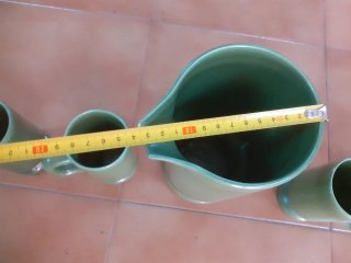 Brocca di birra e bicchieri vintage in ceramica verde