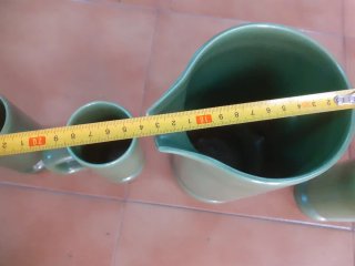 Brocca di birra e bicchieri vintage in ceramica verde