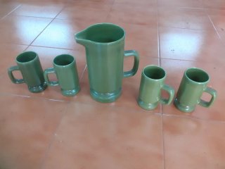 Brocca di birra e bicchieri vintage in ceramica verde