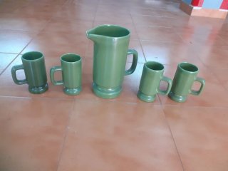 Brocca di birra e bicchieri vintage in ceramica verde