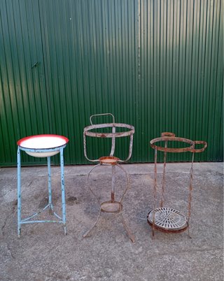 Palanganero antiguo de metal