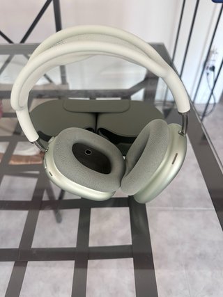 AirPods MAX verdes y blancos
