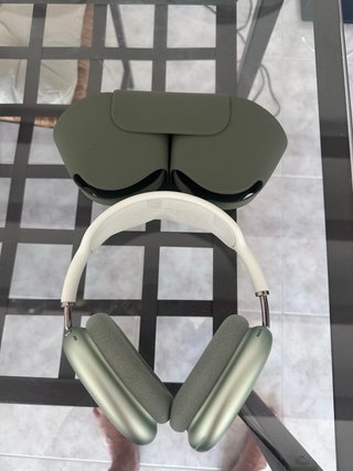 AirPods MAX verdes y blancos