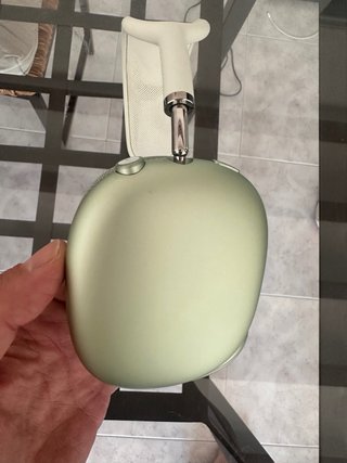 AirPods MAX verdes y blancos
