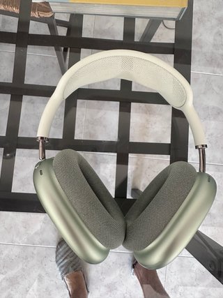 AirPods MAX verdes y blancos