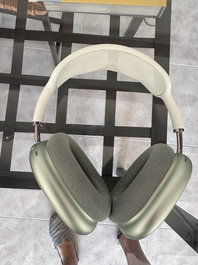 AirPods MAX verdes y blancos