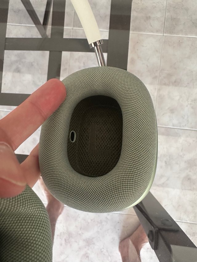 AirPods MAX verdes y blancos
