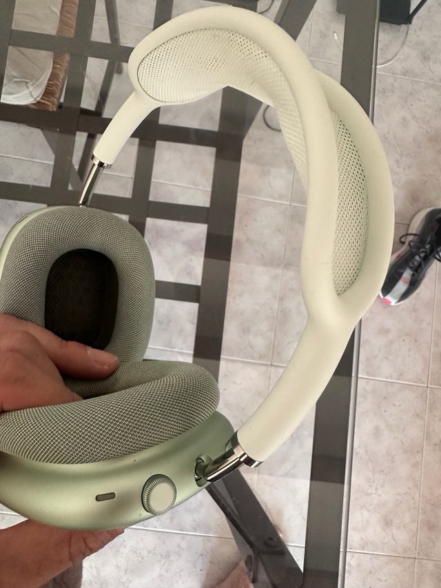 AirPods MAX verdes y blancos