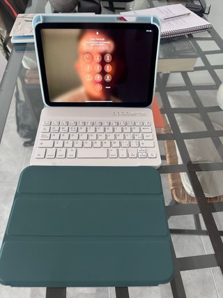 iPad mini 6 gris espacial, con teclado y case