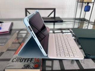 iPad mini 6 gris espacial, con teclado y case