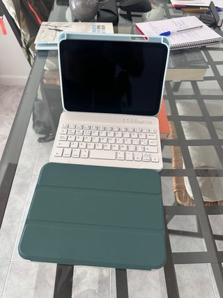 iPad mini 6 gris espacial, con teclado y case