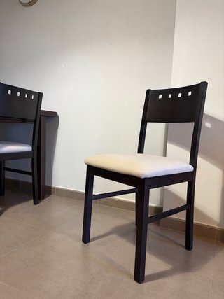 Mesa comedor+ 6 sillas tapizadas.