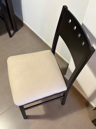 Mesa comedor+ 6 sillas tapizadas.