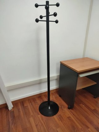 Perchero de pie negro