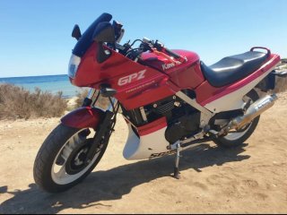 Kawasaki GPZ 500S Roja y Blanca