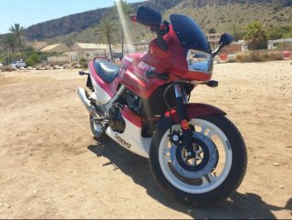 Kawasaki GPZ 500S Roja y Blanca
