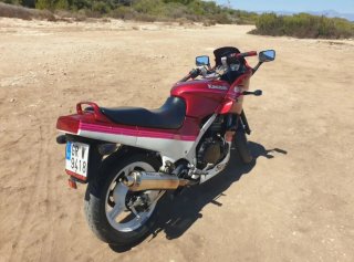 Kawasaki GPZ 500S Roja y Blanca
