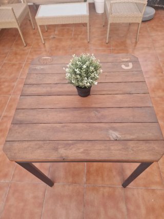 Mesa de madera y metal para terraza