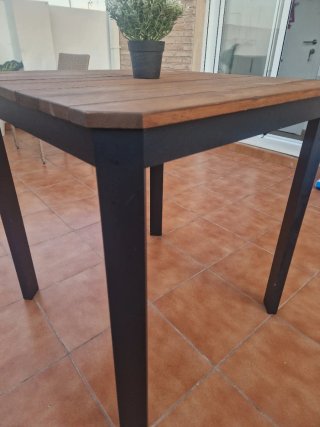 Mesa de madera y metal para terraza