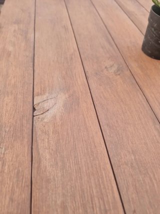 Mesa de madera y metal para terraza