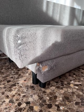 Sofá cama gris de tela