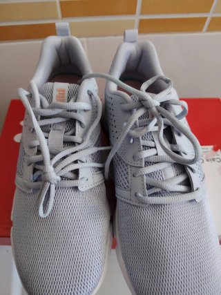 Zapatillas Puma Grises y Blancas
