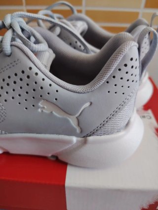 Zapatillas Puma Grises y Blancas
