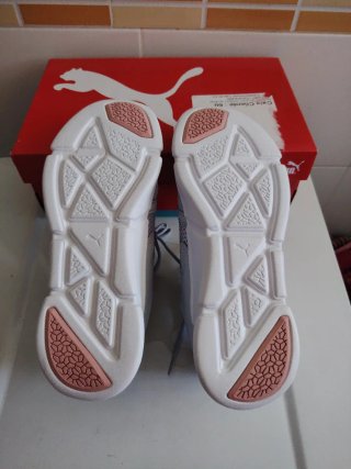 Zapatillas Puma Grises y Blancas