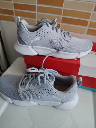 Zapatillas Puma Grises y Blancas