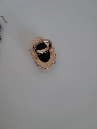 Pendientes largos con anillo negro y dorado