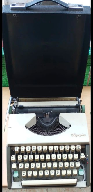 Máquina de escribir Olympia Deluxe Vintage