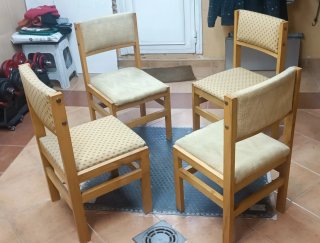 Juego de 4 sillas de madera y tela