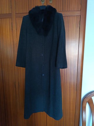 Abrigo largo gris con cuello de pelo