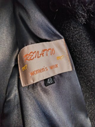 Abrigo largo gris con cuello de pelo