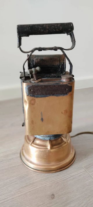 Antiguo farol de tren francés