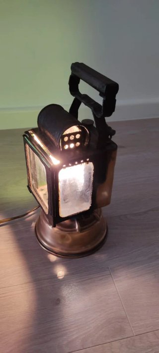 Antiguo farol de tren francés