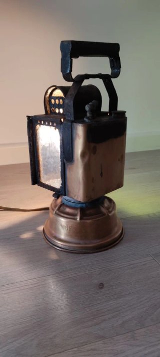 Antiguo farol de tren francés