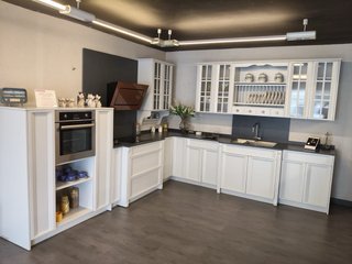 Cocina blanca y gris con puertas de cristal