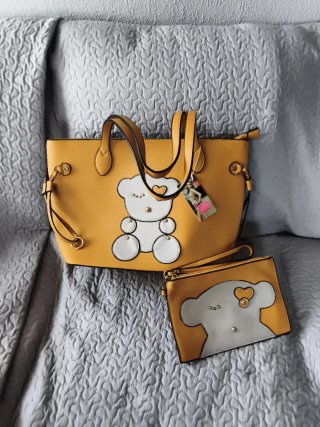 Bolso amarillo con monedero de oso
