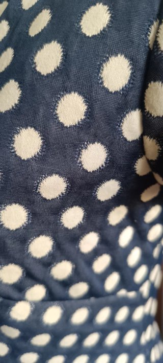Vestido azul y blanco con lunares y rayas