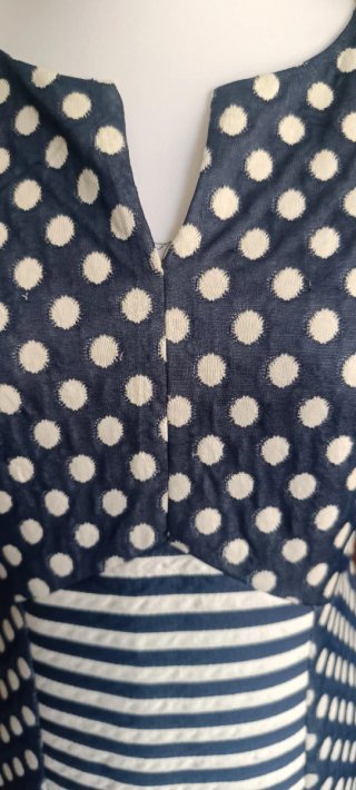 Vestido azul y blanco con lunares y rayas