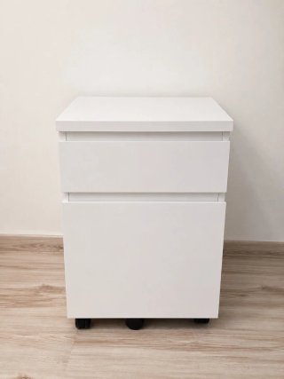 Mesilla auxiliar blanca con ruedas