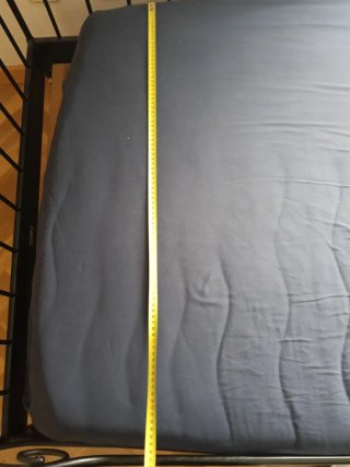 Cama de metal con colchón