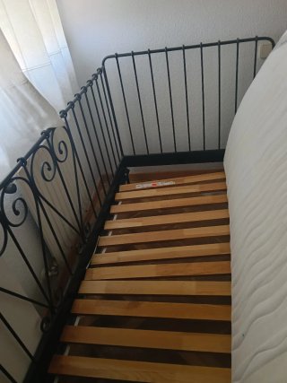 Cama de metal con colchón