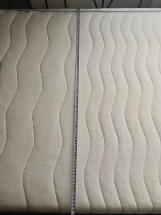 Cama de metal con colchón