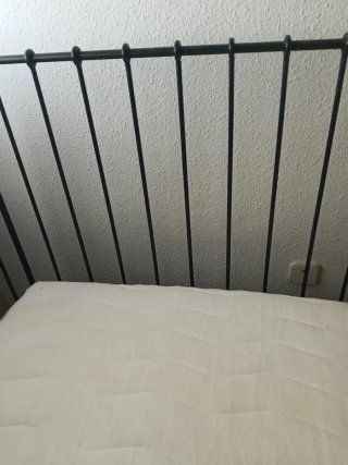 Cama de metal con colchón