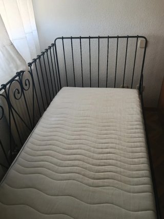 Cama de metal con colchón