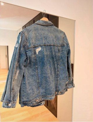 Chaqueta vaquera Stradivarius desgastada