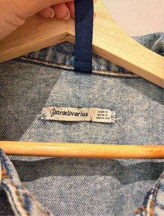 Chaqueta vaquera Stradivarius desgastada